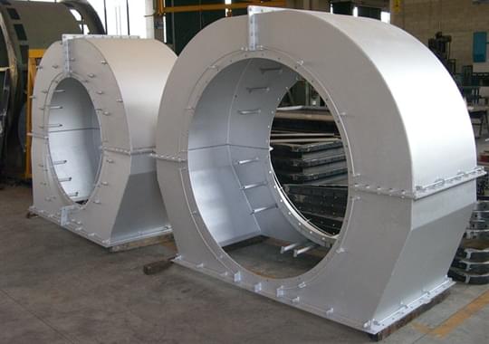 Inlet and discharge conveyors and ducts
