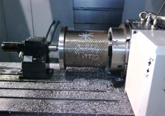 Machining center with controlled 4th axis